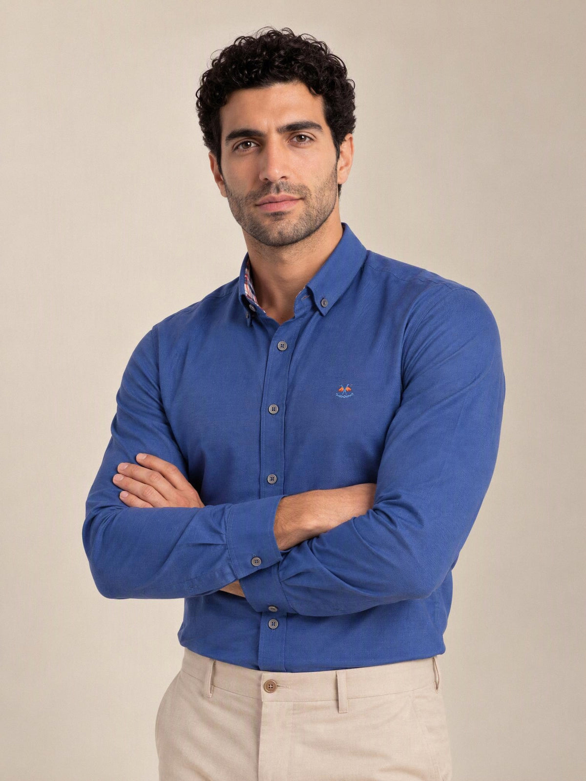 Camisa La Española azul 5/6006, plano medio con brazos cruzados | Almogávar Moda