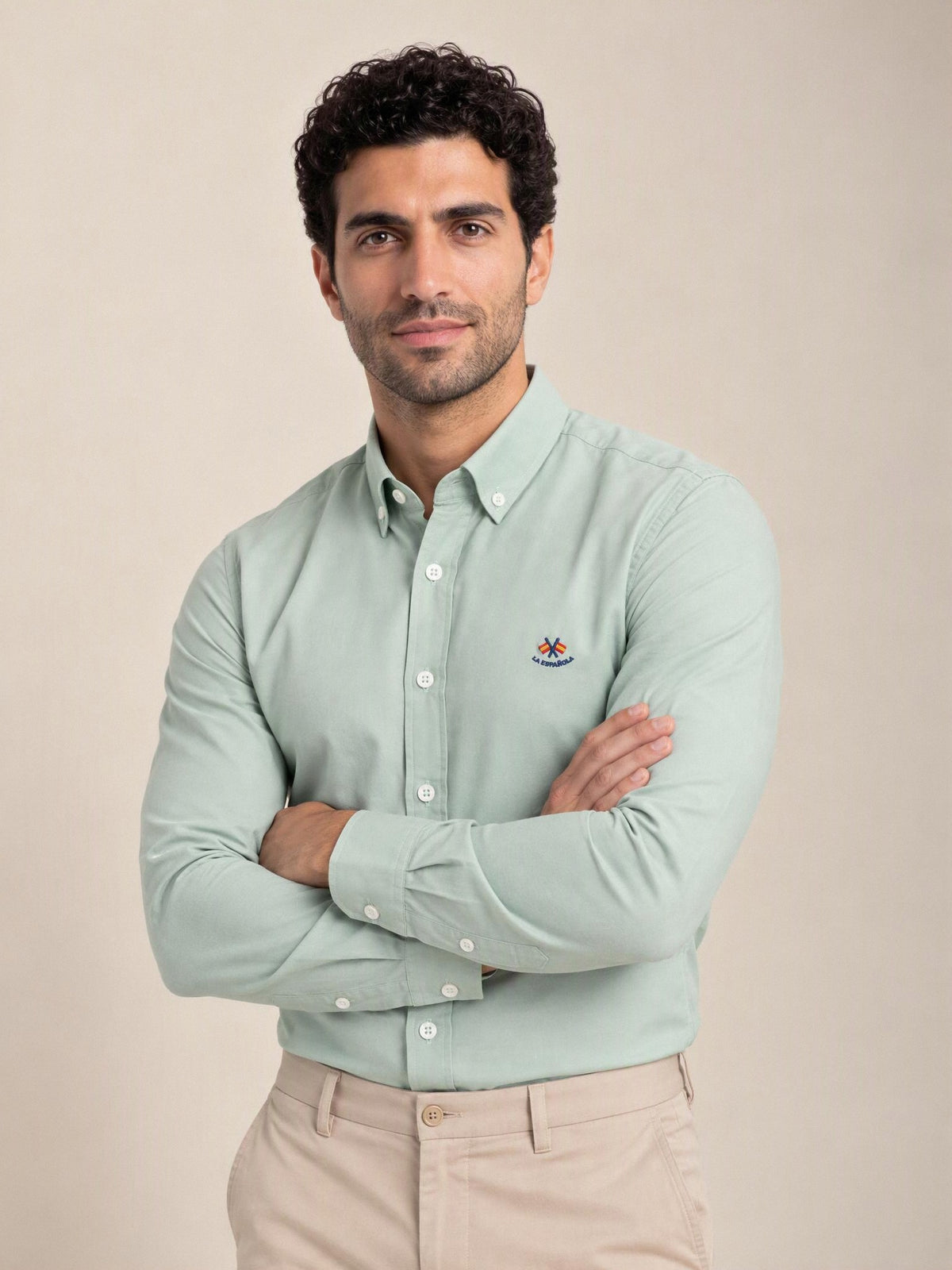 Camisa La Española verde menta 5/6422, plano medio con brazos cruzados | Almogávar Moda