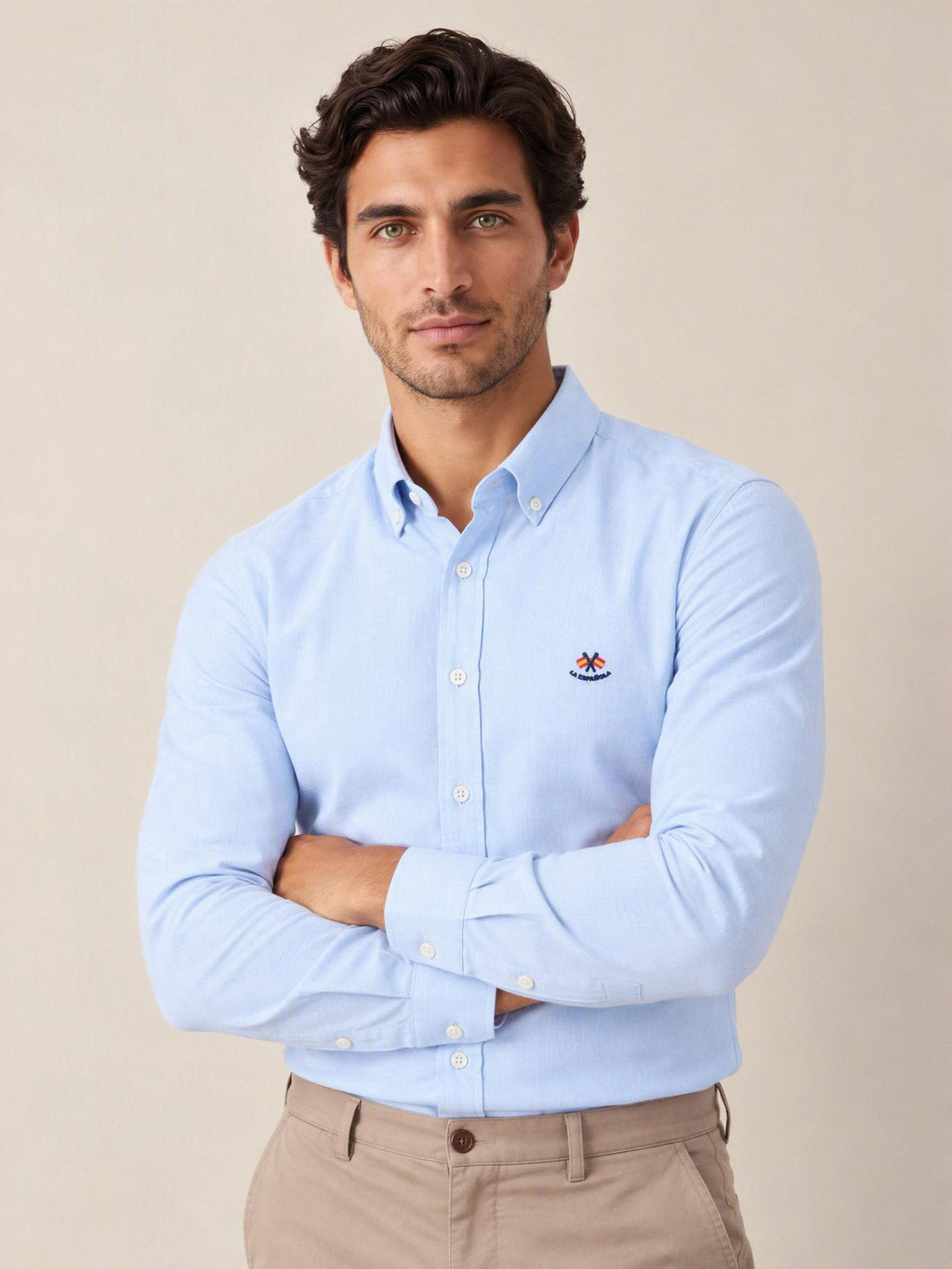 Camisa La Española azul celeste 5/6002, plano medio con brazos cruzados | Almogávar Moda