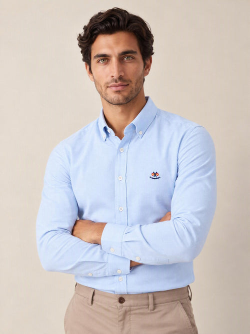 Camisa La Española azul celeste 5/6002, plano medio con brazos cruzados | Almogávar Moda