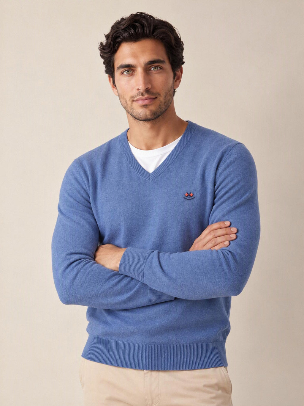 Jersey cuello pico La Española azul 10916, plano medio con brazos cruzados | Almogávar Moda
