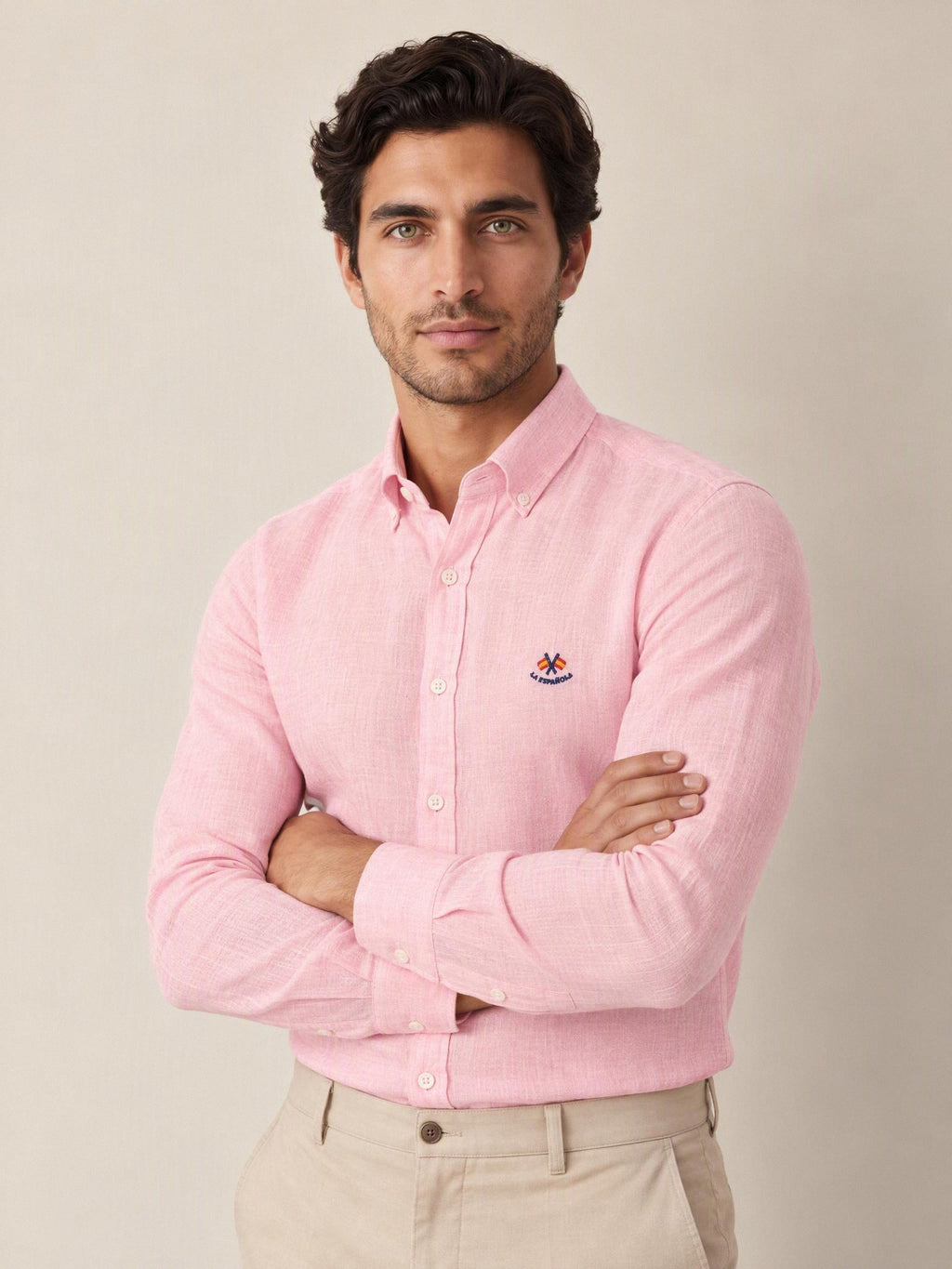 Camisa lino La Española rosa 5/6436, plano medio con brazos cruzados | Almogávar Moda