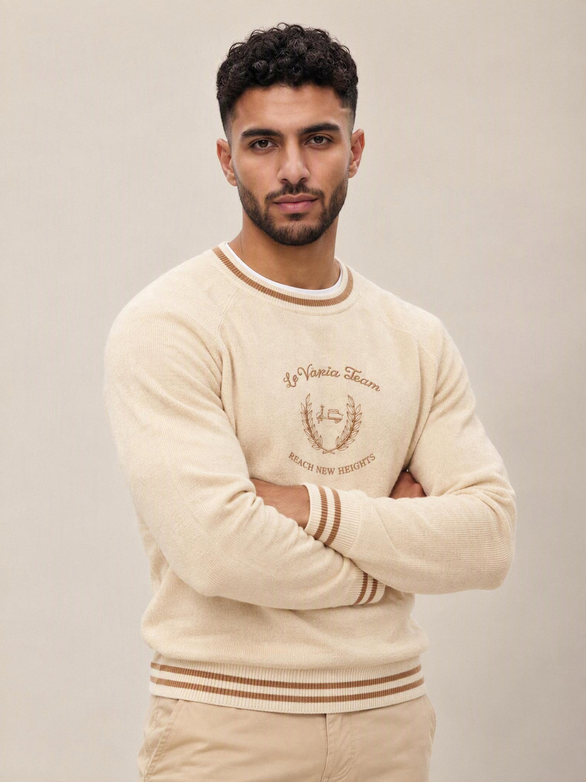 Jersey La Vespita beige 51053, plano medio con brazos cruzados | Almogávar Moda