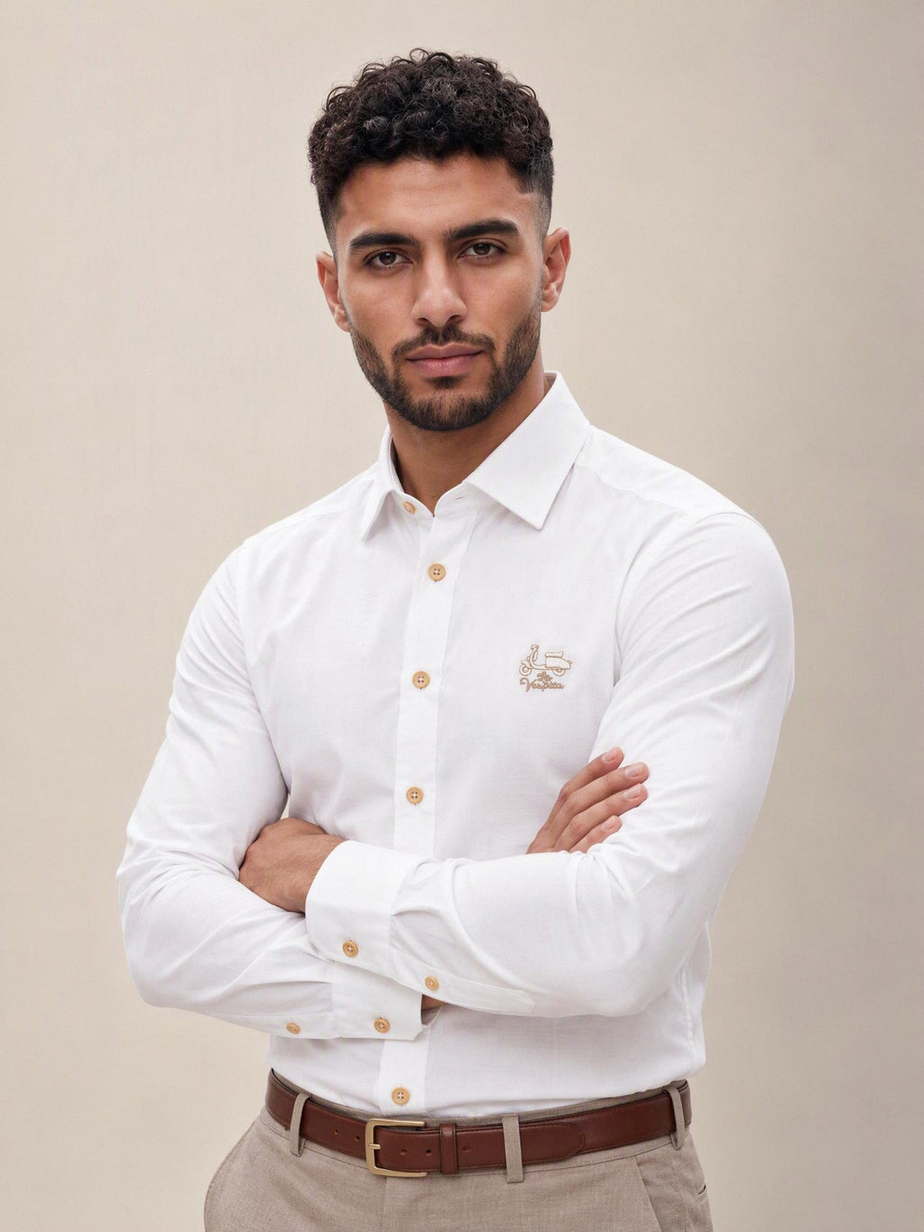 Camisa La Vespita blanca 5/6493, plano medio con brazos cruzados | Almogávar Moda