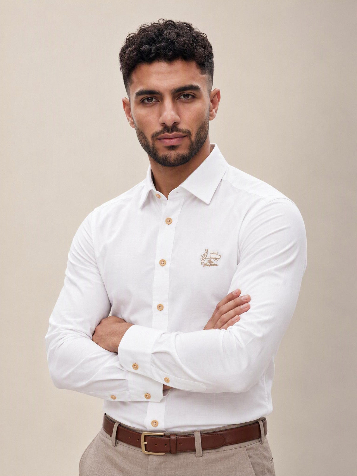 Camisa La Vespita blanca 5/6493, plano medio con brazos cruzados | Almogávar Moda