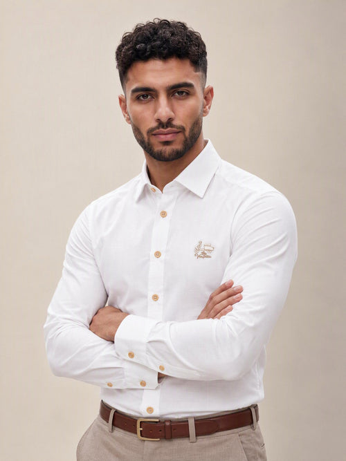 Camisa La Vespita blanca 5/6493, plano medio con brazos cruzados | Almogávar Moda