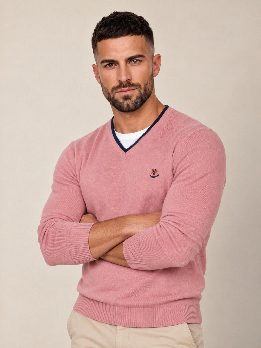 Jersey cuello pico La Española rosa 10916, plano medio con brazos cruzados | Almogávar Moda