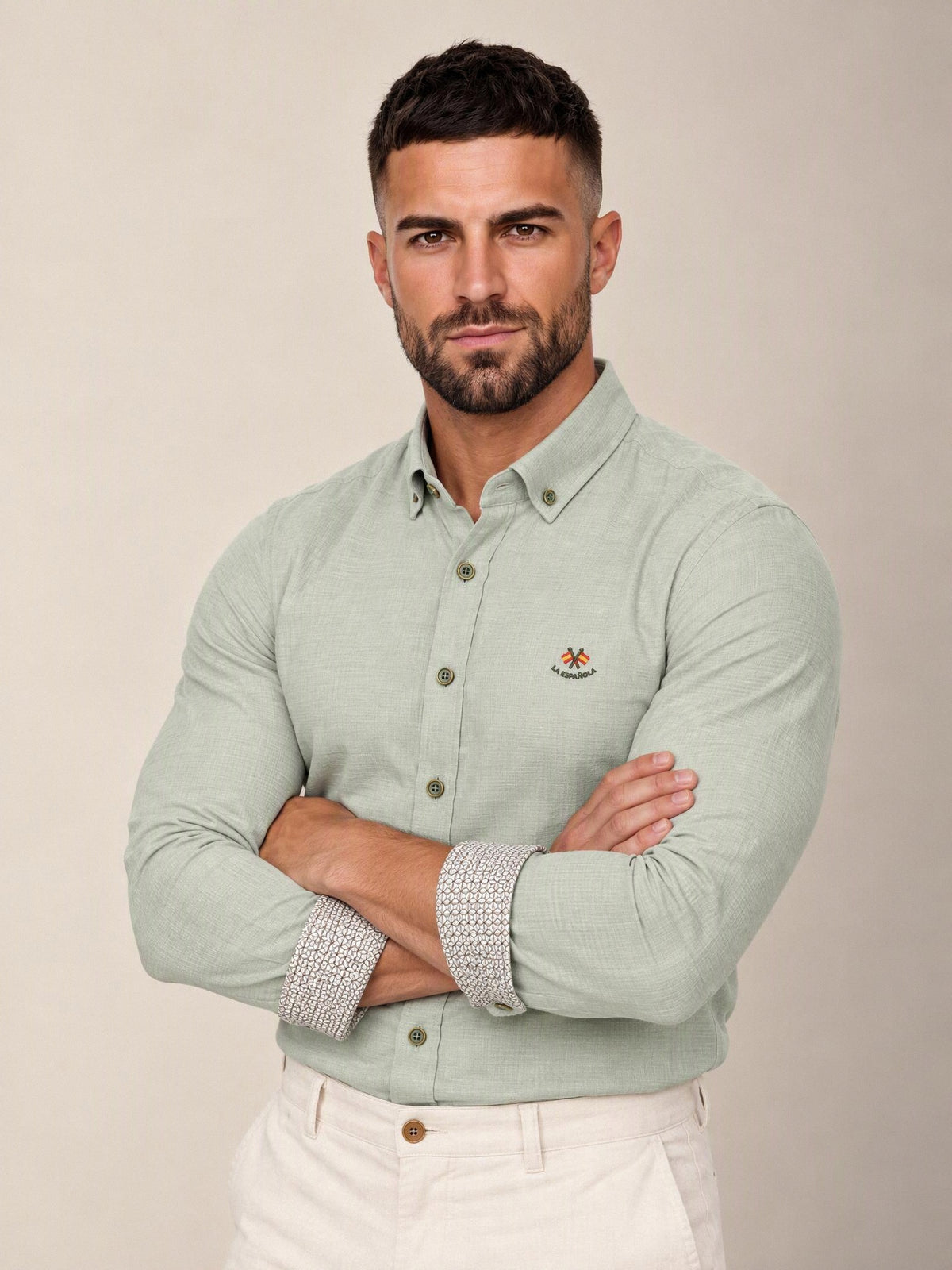 Camisa La Española verde salvia 5/6431, plano medio con brazos cruzados | Almogávar Moda