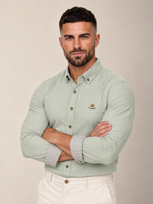 Camisa La Española verde salvia 5/6431, plano medio con brazos cruzados | Almogávar Moda