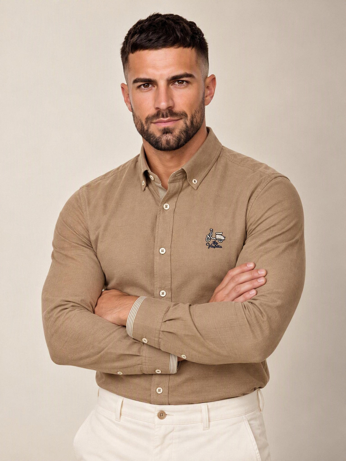 Camisa oxford La Vespita beige 5/6494, plano medio con brazos cruzados | Almogávar Moda