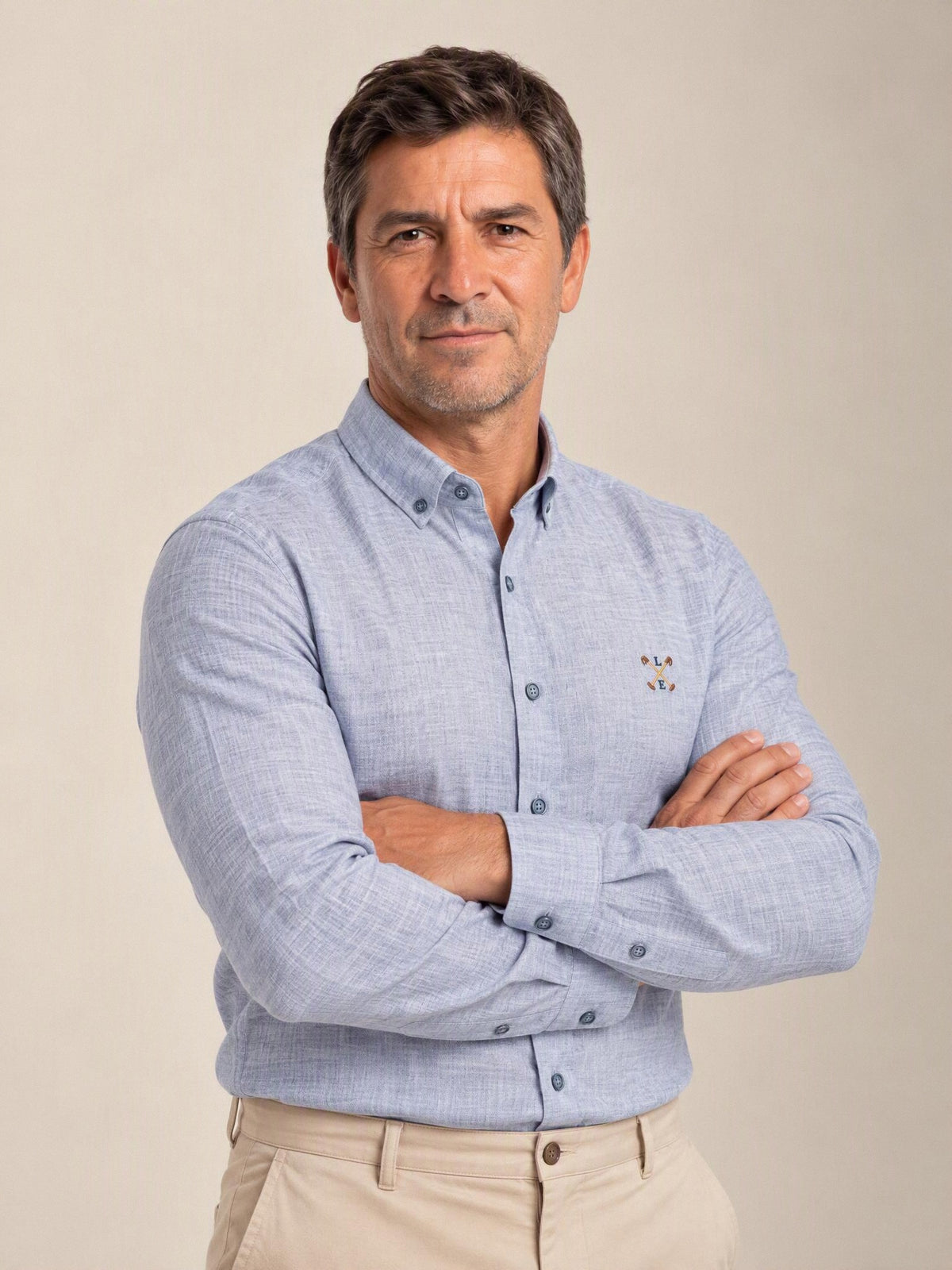 Camisa La Española cuello 400 5/6425, plano medio con brazos cruzados | Almogávar Moda