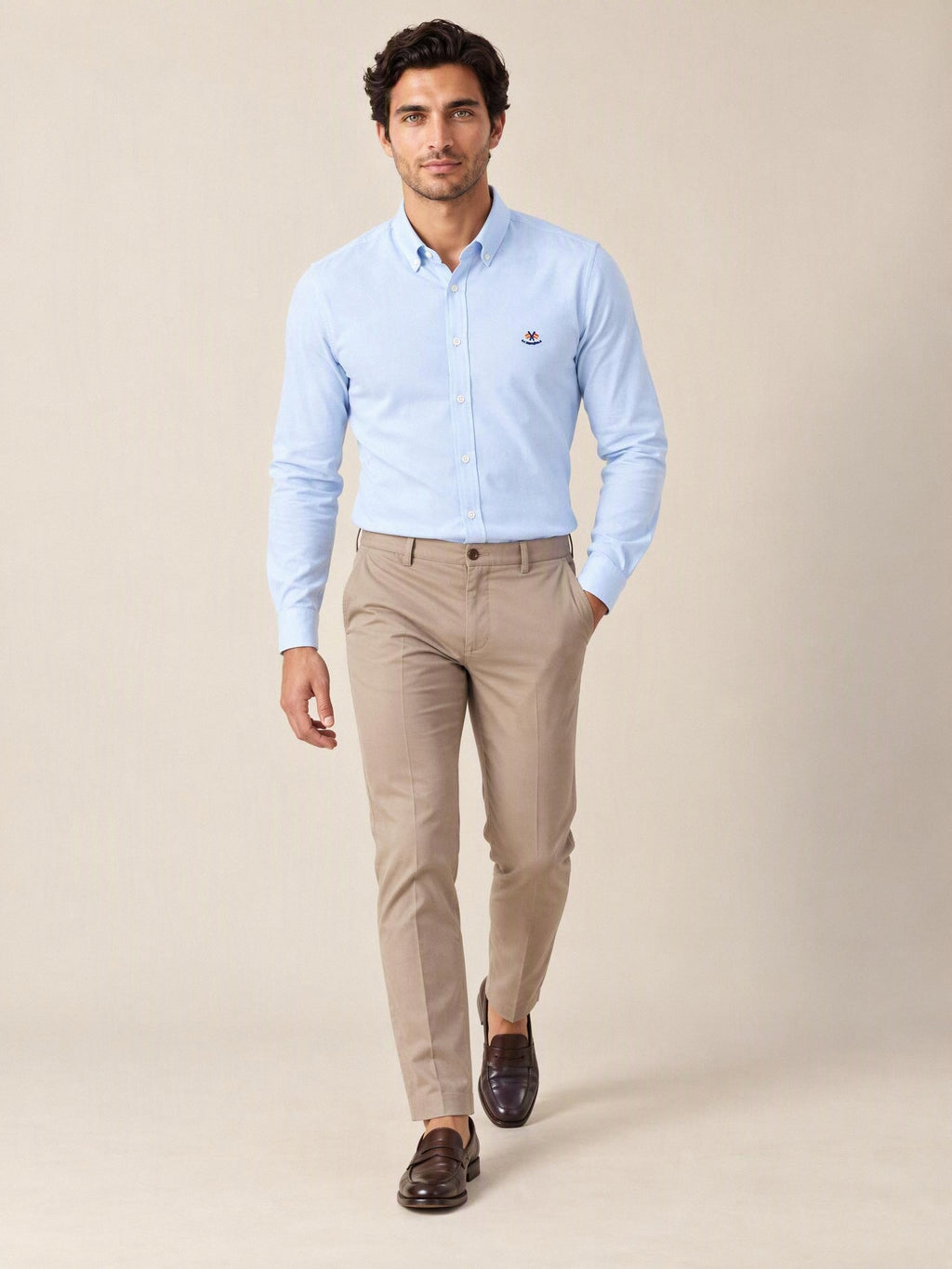 Camisa La Española azul celeste 5/6002, look completo con chino | Almogávar Moda