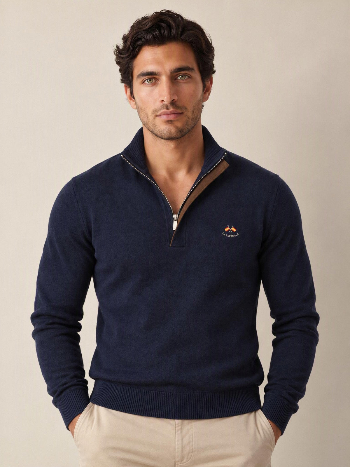 Jersey hombre La Española 11007 azul marino cuello polo con cremallera, modelo con las manos en los bolsillos