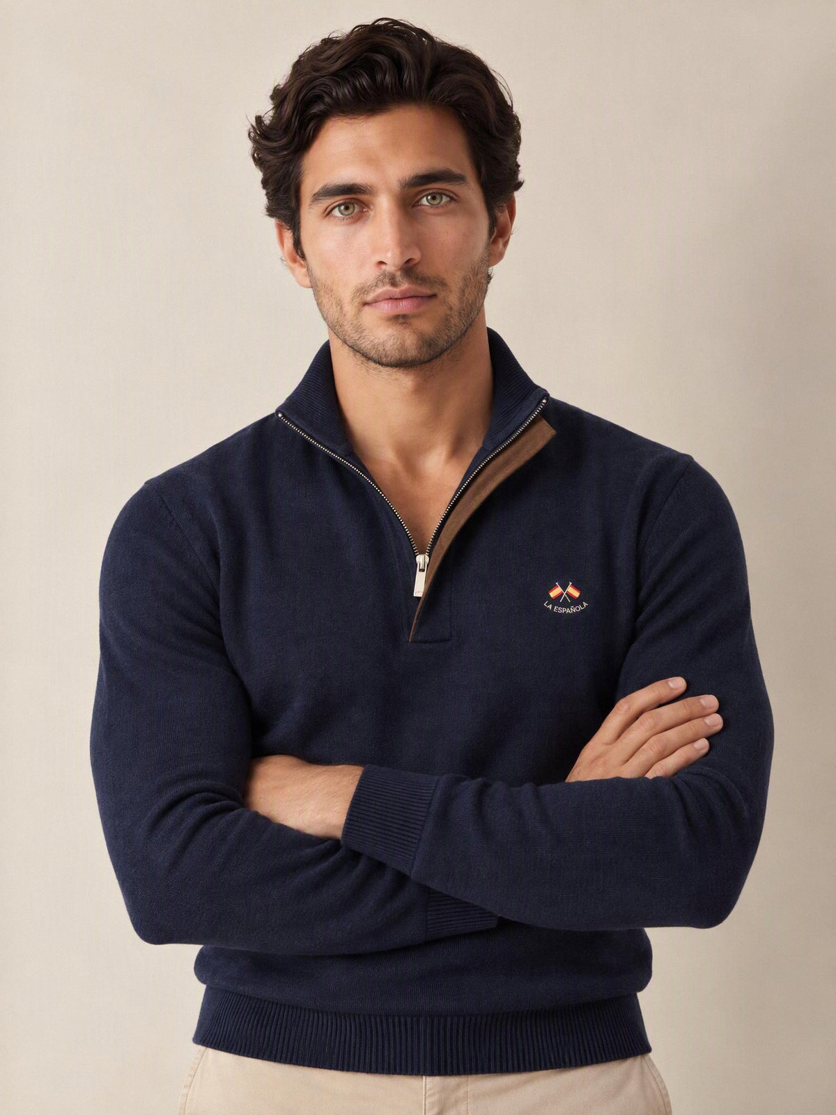 Jersey La Española 11007 azul marino para hombre, modelo con los brazos cruzados