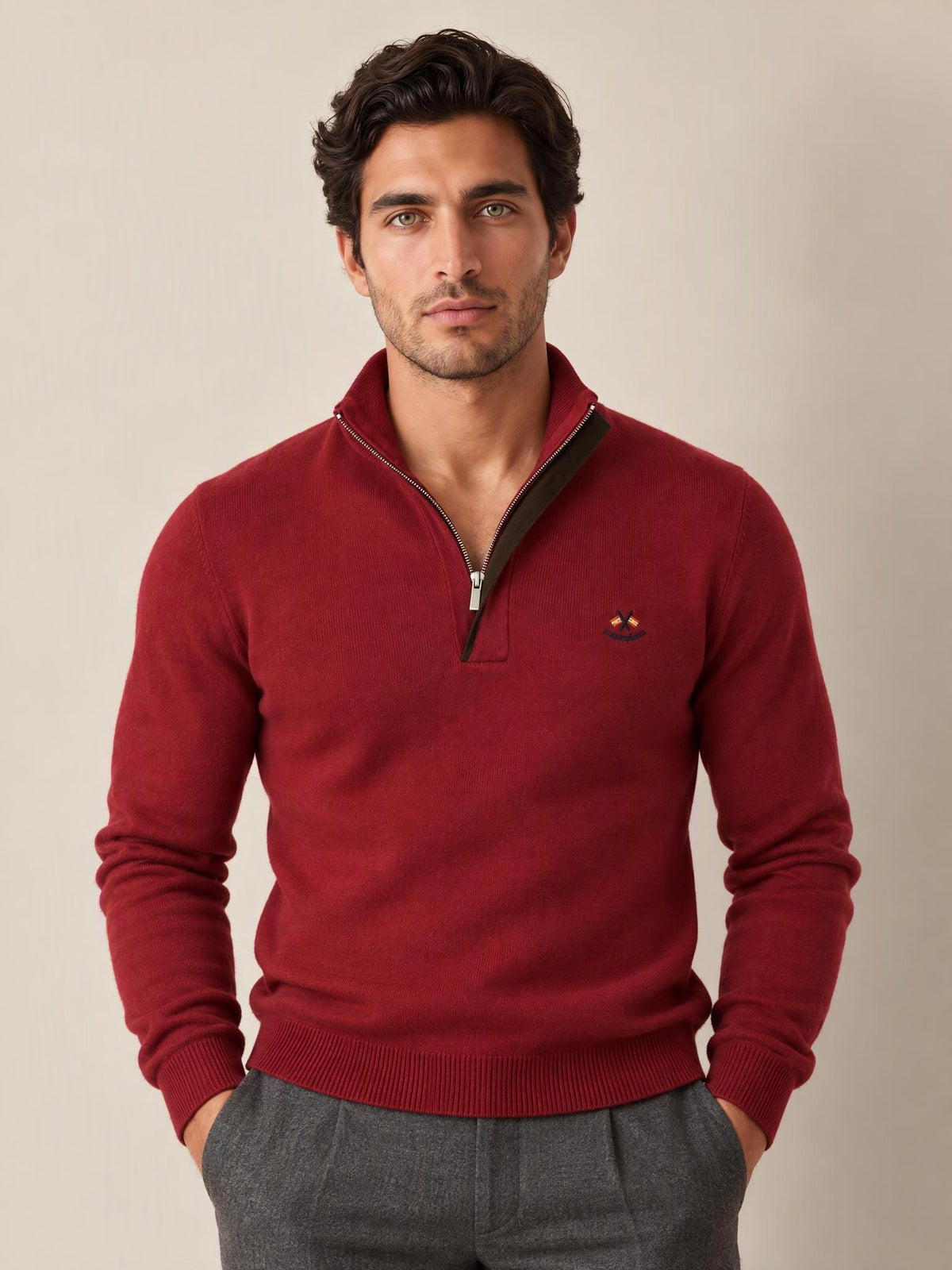 Jersey rojo con media cremallera La Española 11007 – modelo con las manos en los bolsillos