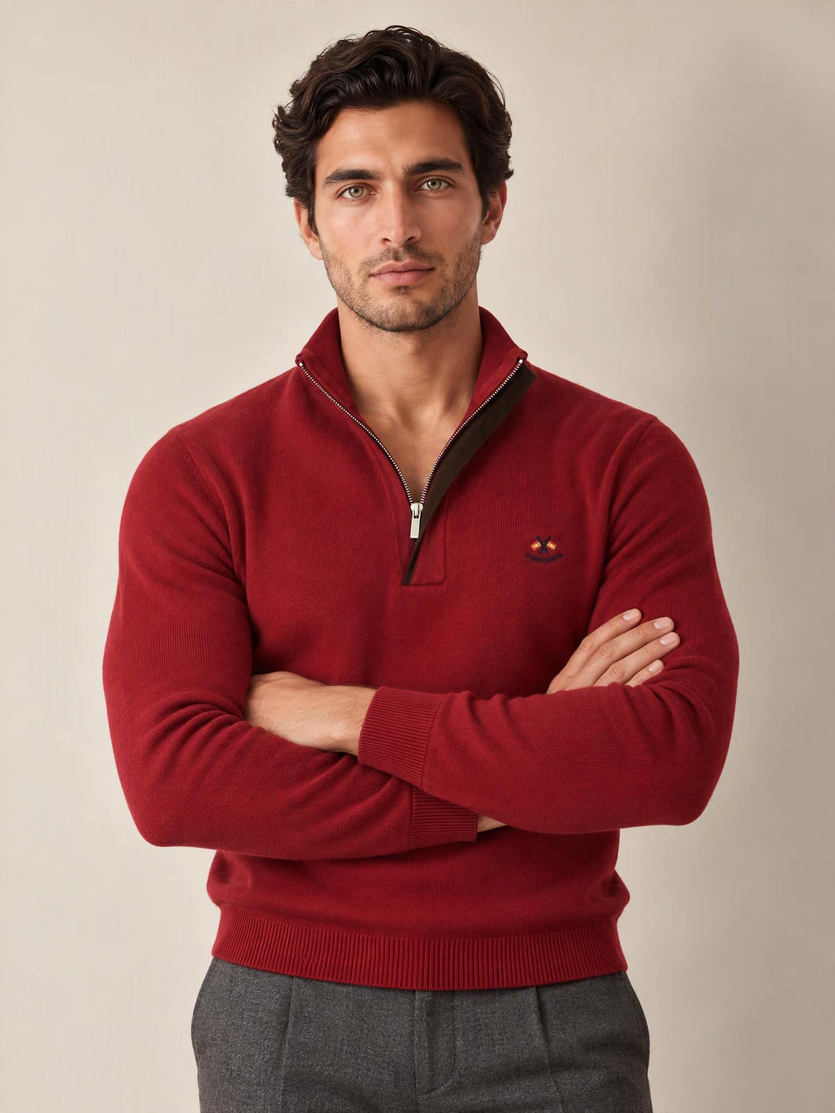 Jersey rojo La Española 11007 – modelo con los brazos cruzados