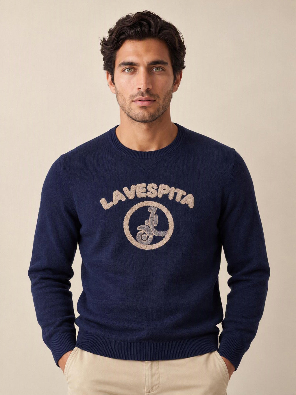 Jersey azul marino La Vespita 51190 – modelo con las manos en los bolsillos