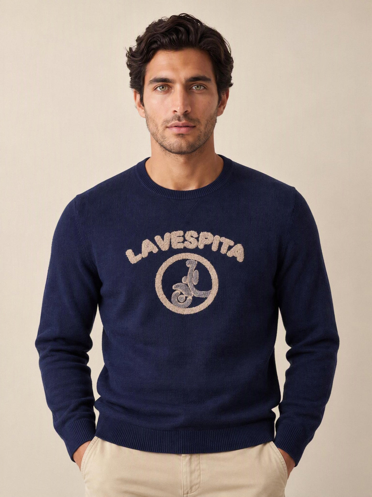 Jersey azul marino La Vespita 51190 – modelo con las manos en los bolsillos