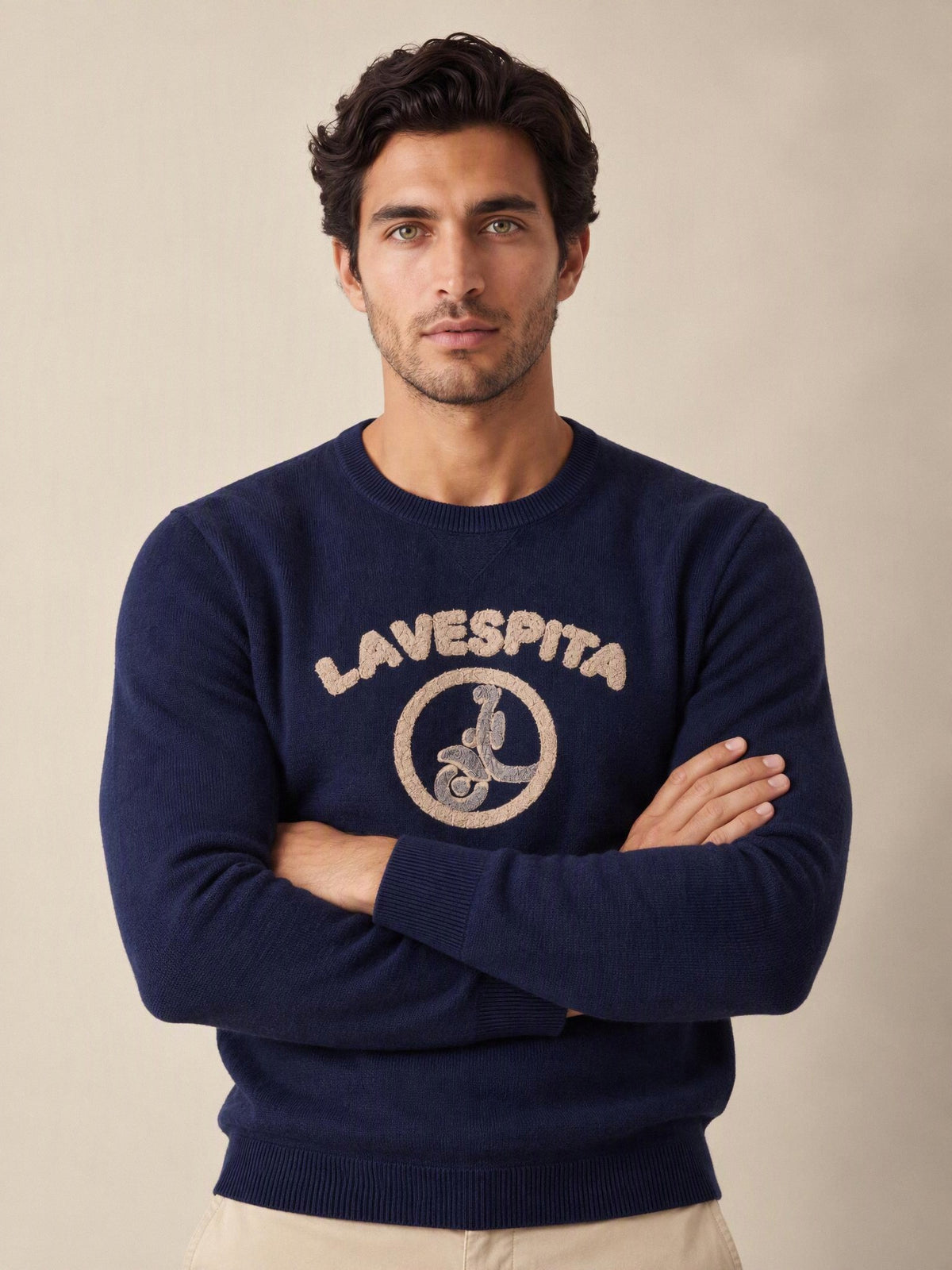 Jersey azul marino La Vespita 51190 – modelo con los brazos cruzados