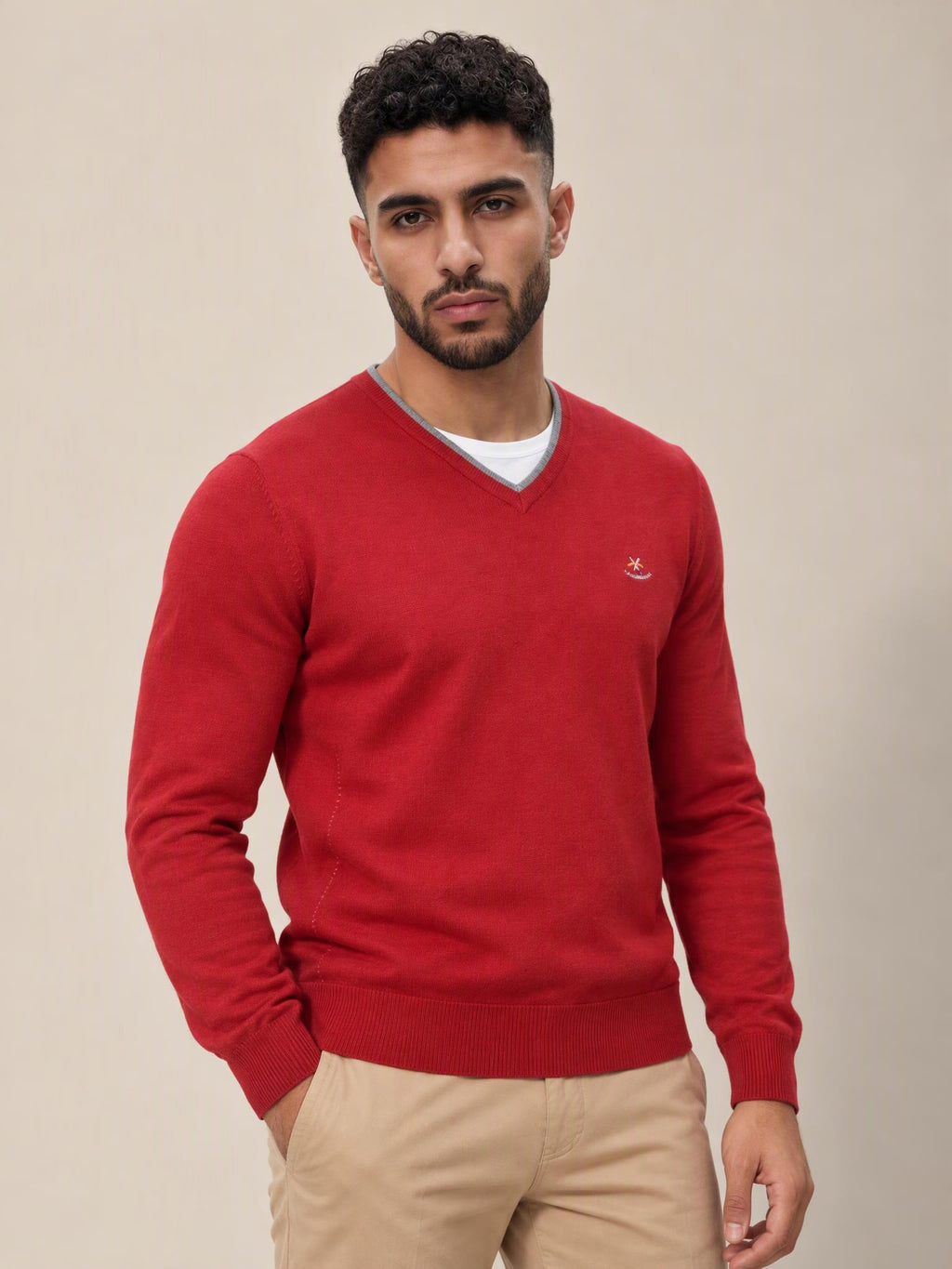 Jersey cuello pico La Española rojo 10916 puesto, modelo de frente | Almogávar Moda