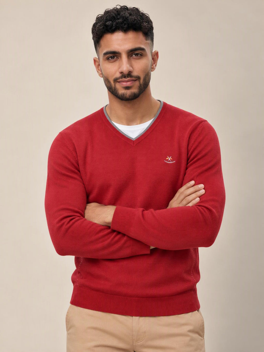 Jersey cuello pico La Española rojo 10916, plano medio con brazos cruzados | Almogávar Moda