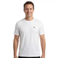 Hombre vistiendo camiseta básica blanca de algodón 100% con cuello caja y logo pequeño bordado, ropa masculina premium para estilo casual y cómodo.