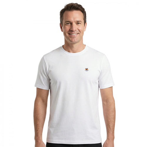Hombre vistiendo camiseta básica blanca de algodón 100% con cuello caja y logo pequeño bordado, ropa masculina premium para estilo casual y cómodo.