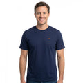 Hombre sonriente vistiendo camiseta azul marino de algodón 100% con cuello caja, moda masculina premium disponible en varias tallas y colores para cada temporada.