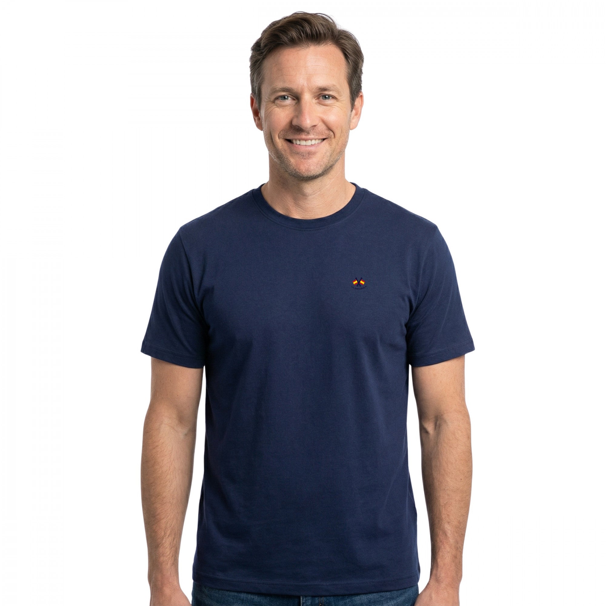 Hombre sonriente vistiendo camiseta azul marino de algodón con cuello caja, diseñada para moda masculina premium con tejido cómodo y disponible en varias tallas y colores.