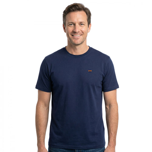 Hombre sonriente vistiendo camiseta azul marino de algodón con cuello caja, diseñada para moda masculina premium con tejido cómodo y disponible en varias tallas y colores.