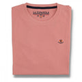 Camiseta rosa coral de algodón 100% con cuello caja, diseño básico y logo pequeño bordado, parte de colección de moda masculina premium de La Española.