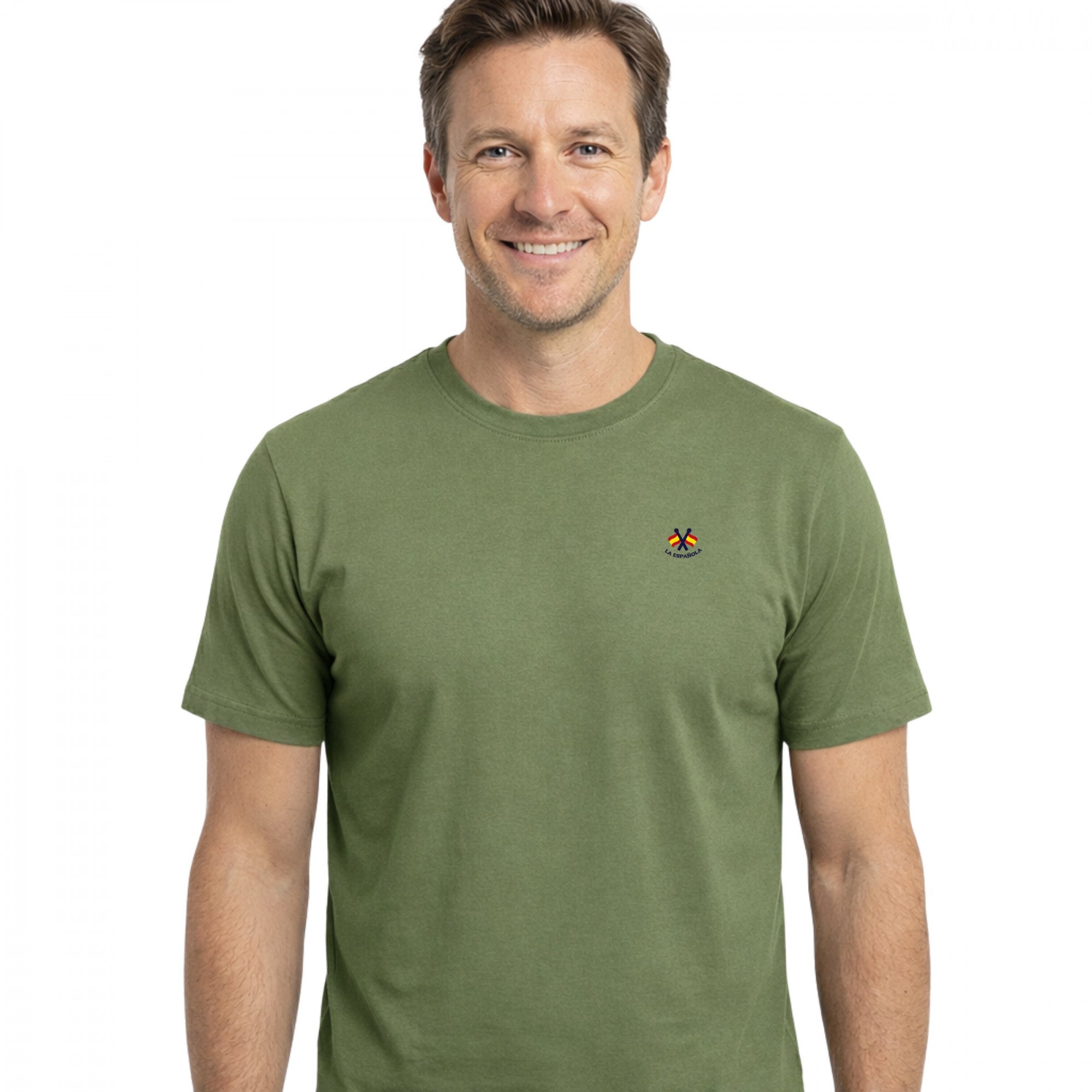 Hombre vistiendo camiseta verde de algodón con cuello caja y manga corta, diseño básico y logo pequeño en el pecho, ideal para moda masculina premium de calidad.