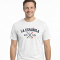 Hombre sonriente vistiendo camiseta blanca de algodón con estampado azul marino de estilo casual y corte clásico de moda masculina premium.