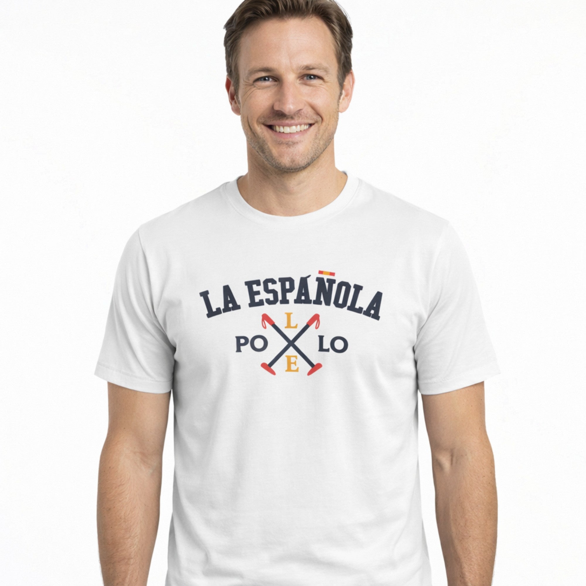 Hombre sonriente vistiendo camiseta blanca de algodón con estampado azul marino de estilo casual y corte clásico de moda masculina premium.