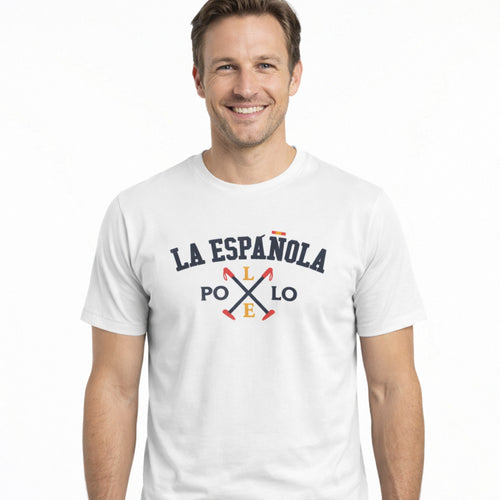 Hombre sonriente vistiendo camiseta blanca de algodón con estampado azul marino de estilo casual y corte clásico de moda masculina premium.