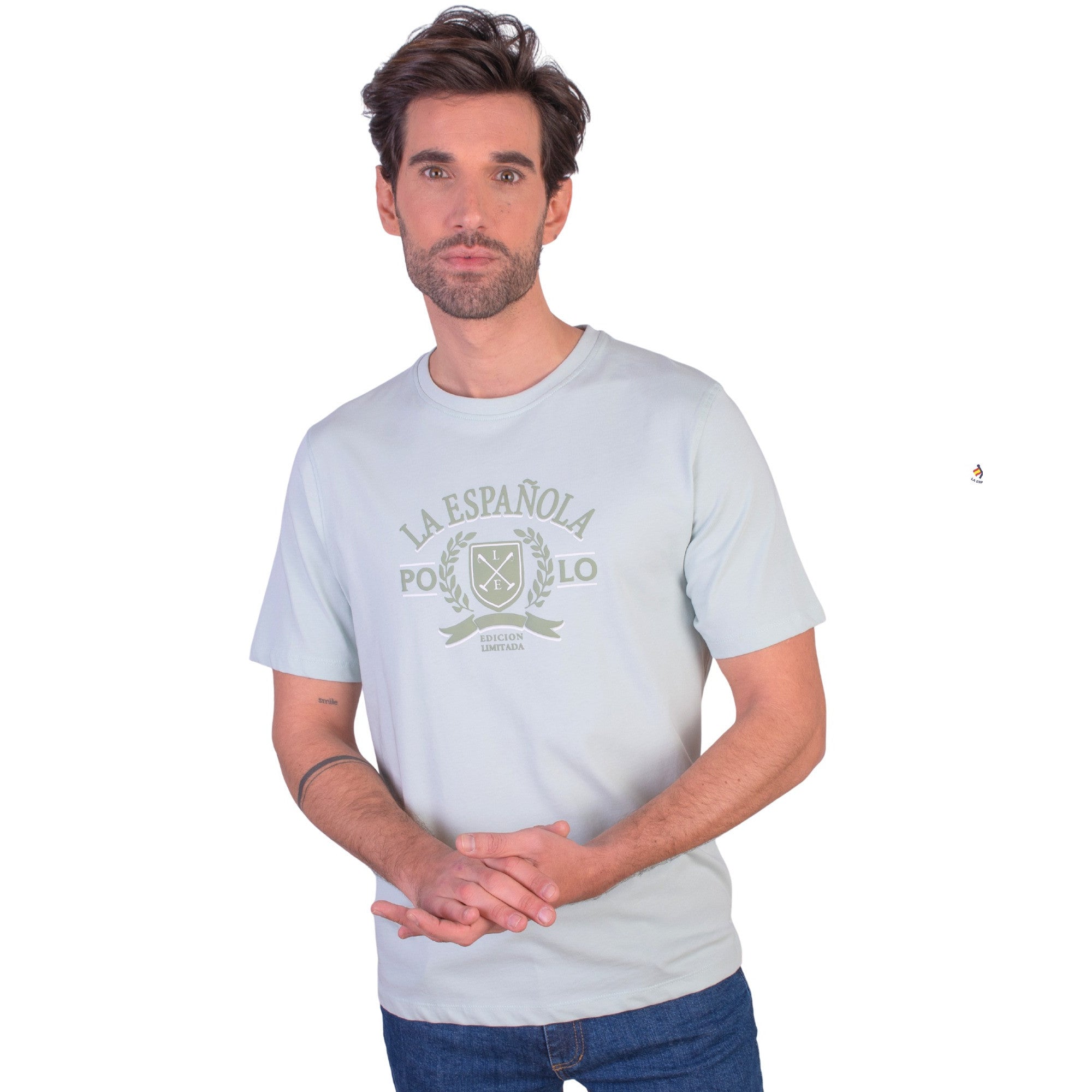 Hombre con camiseta verde mist de algodón y elastano, diseño con logo estampado La Española, estilo casual y moderno de moda masculina premium.