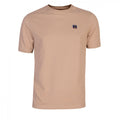 Camiseta de hombre beige con cuello caja en tejido 100% algodón, diseño minimalista con logo pequeño en el pecho, ideal para moda masculina premium.