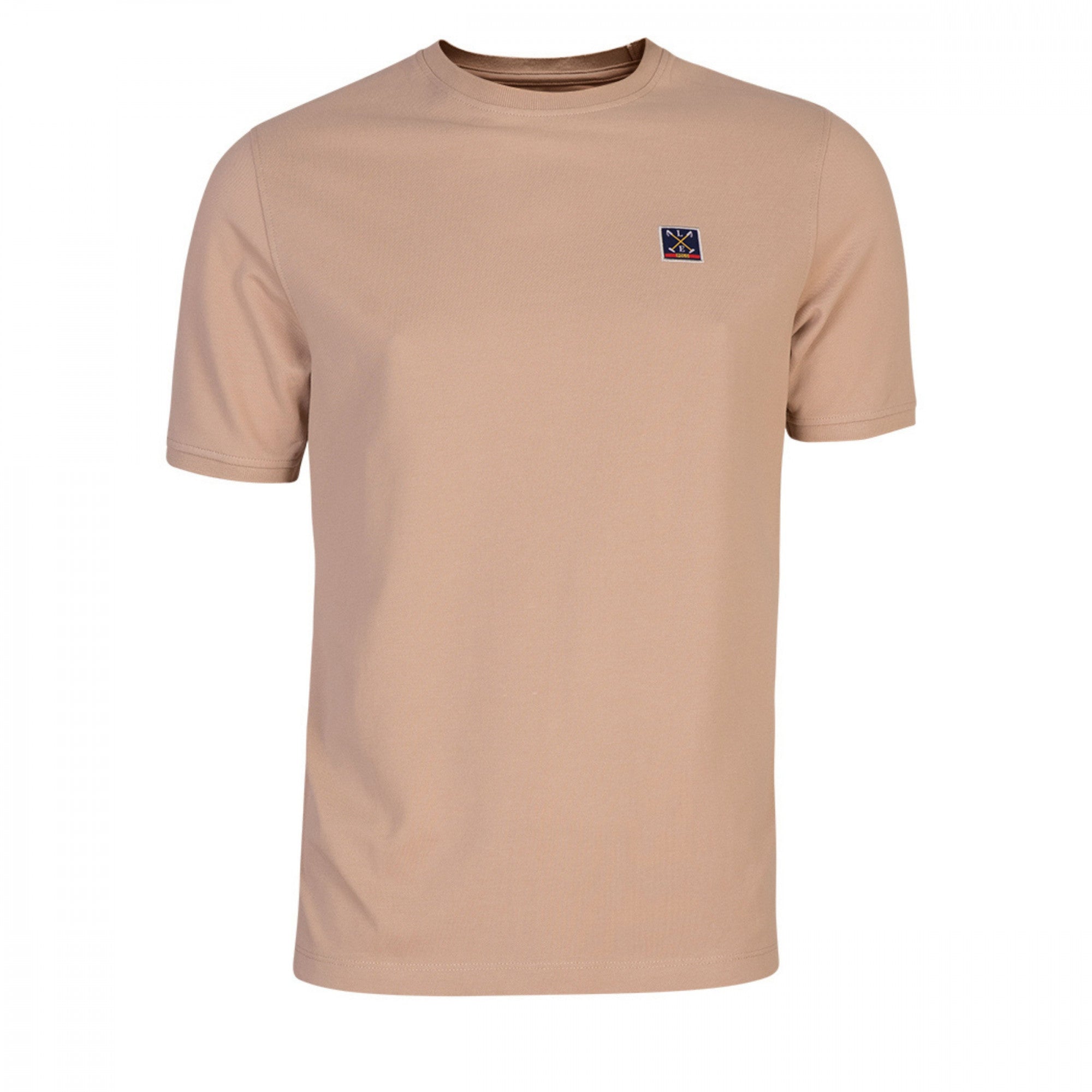 Camiseta de hombre beige con cuello caja en tejido 100% algodón, diseño minimalista con logo pequeño en el pecho, ideal para moda masculina premium.