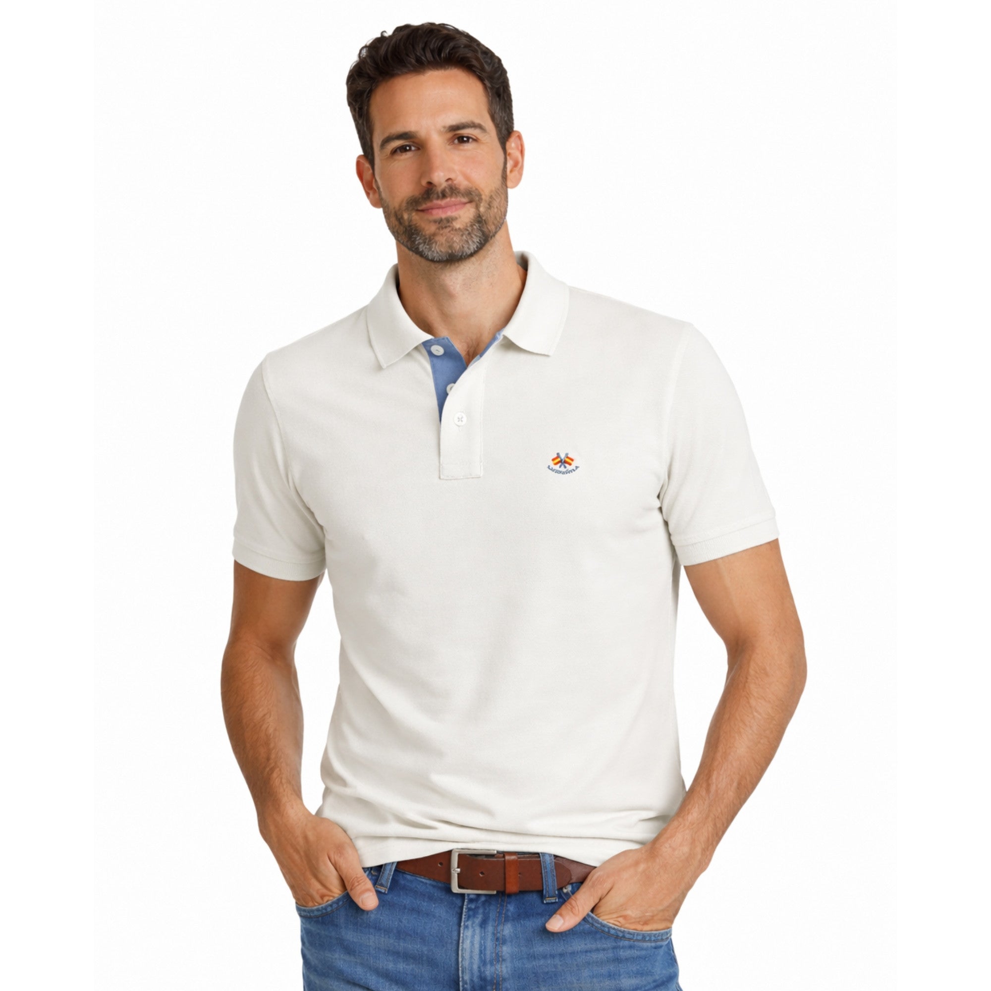 Hombre con polo blanco de algodón y elastano, diseño premium con detalle bordado discreto, estilo casual y elegante para moda masculina de calidad.