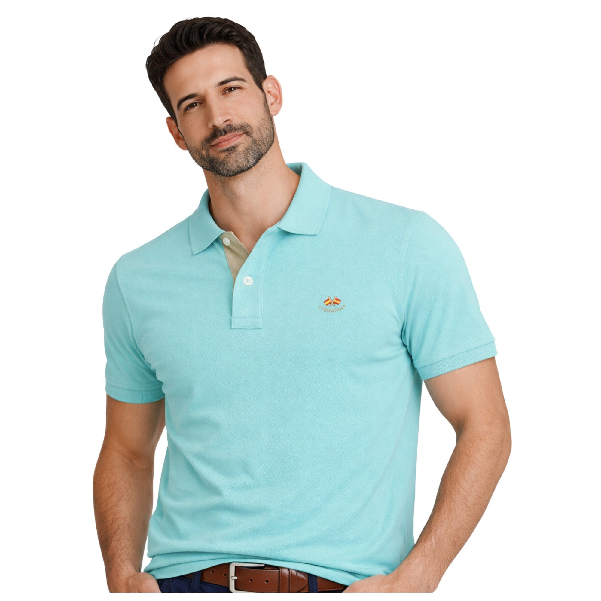 Hombre con polo azul turquesa de algodón y elastano, diseño premium con detalle bordado en el pecho, ideal para moda masculina de calidad y estilo casual elegante.