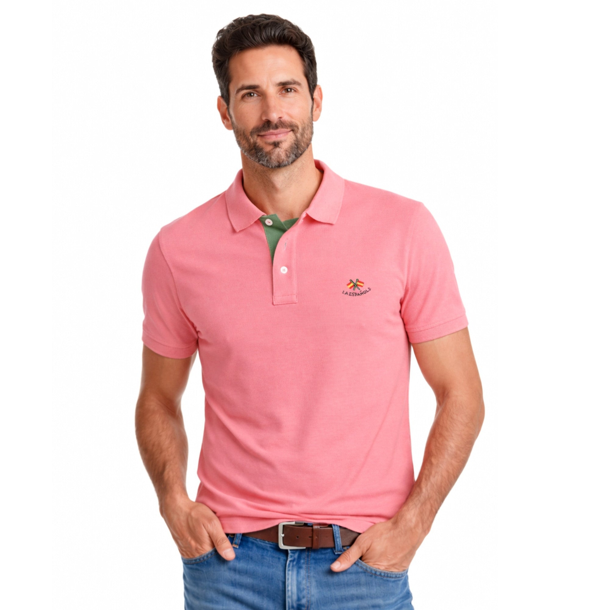 Hombre con polo de moda masculina premium en color rosa coral, detalle bordado, tejido 100% algodón y elastano, estilo casual y elegante para todas las tallas.