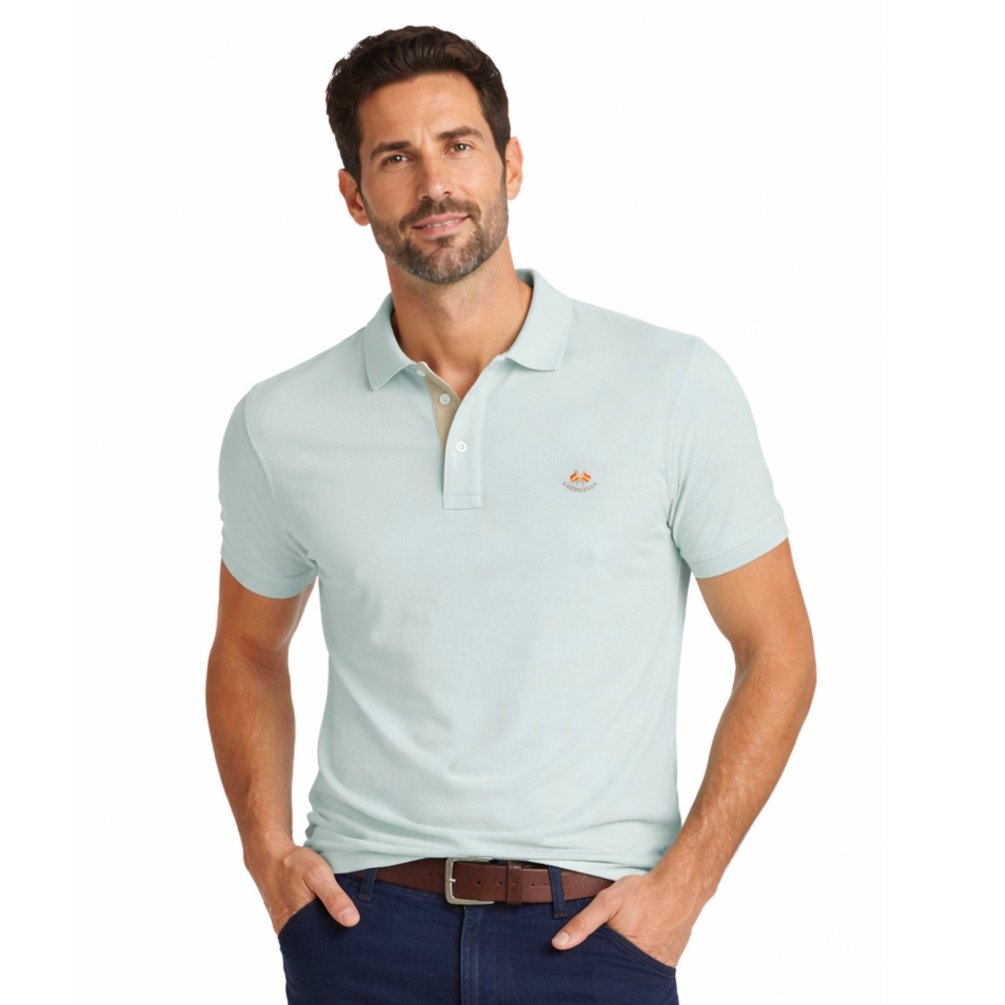 Hombre con polo estilo premium en color verde gris suave, tejido de algodón con elastano, detalle bordado y diseño clásico para moda masculina de calidad.