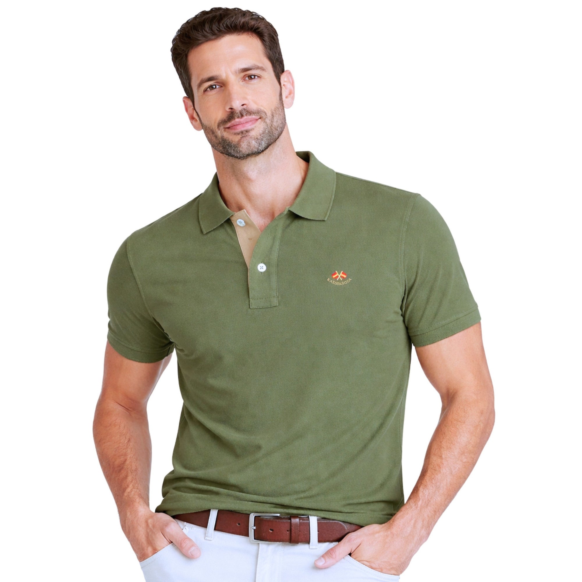 Hombre con polo verde mármol de manga corta y detalle bordado, en tejido 100% algodón con elastano, ideal para moda masculina premium y estilo casual elegante.