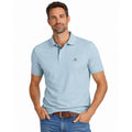 Hombre vistiendo polo de algodón premium en color azul celeste con detalle bordado, estilo casual y elegante, ideal para moda masculina de calidad en España.
