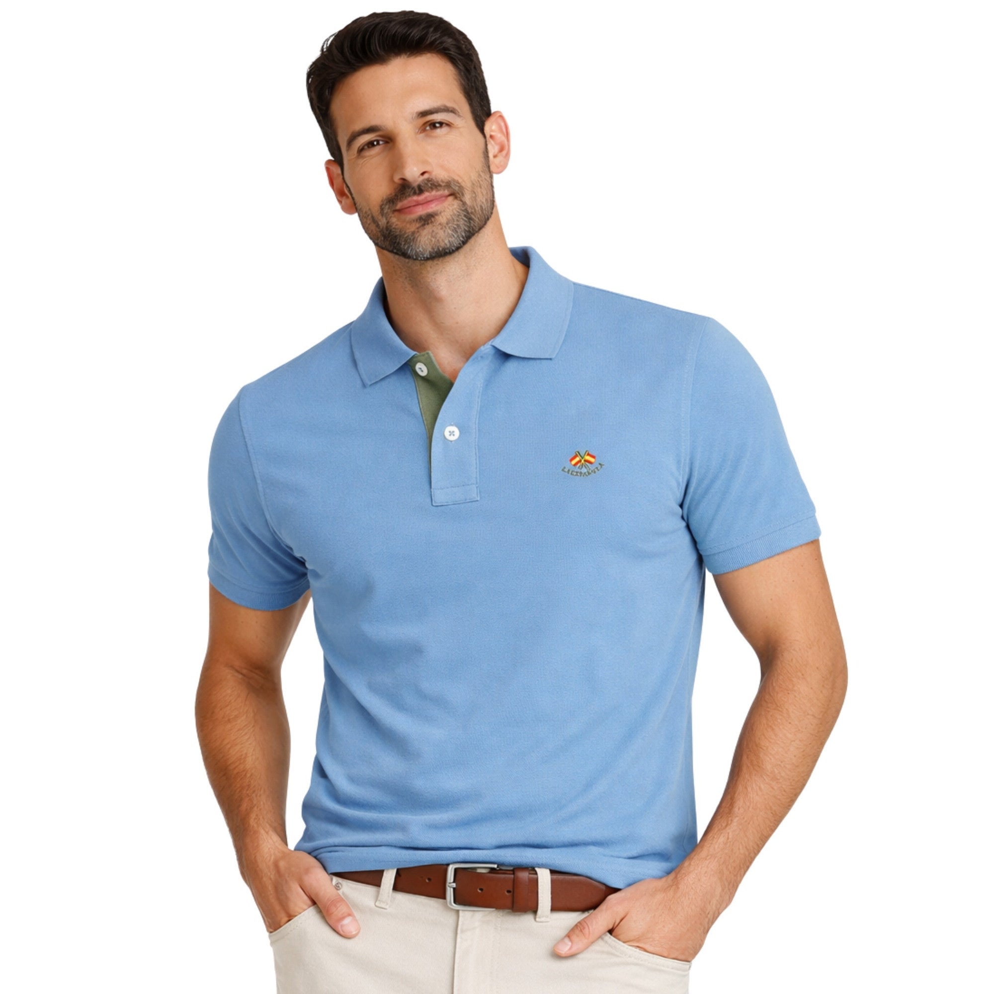 Hombre vistiendo polo azul cielo de manga corta con detalle bordado, tejido premium de algodón y elastano, estilo casual elegante para moda masculina en España.