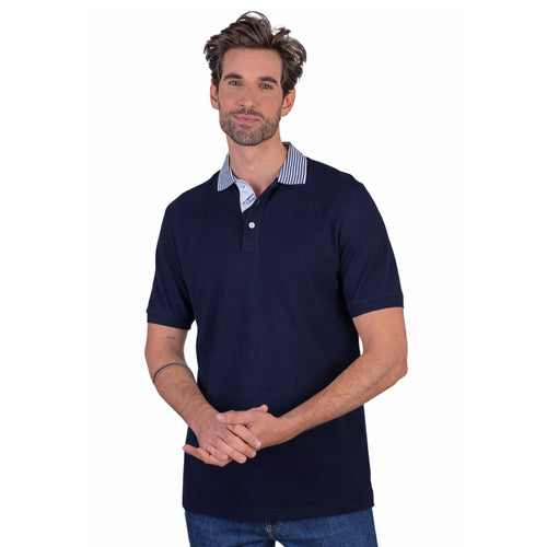 Hombre vistiendo polo azul marino de algodón con cuello contraste a rayas, modelo casual de moda masculina premium, ideal para temporada y disponible en varias tallas.