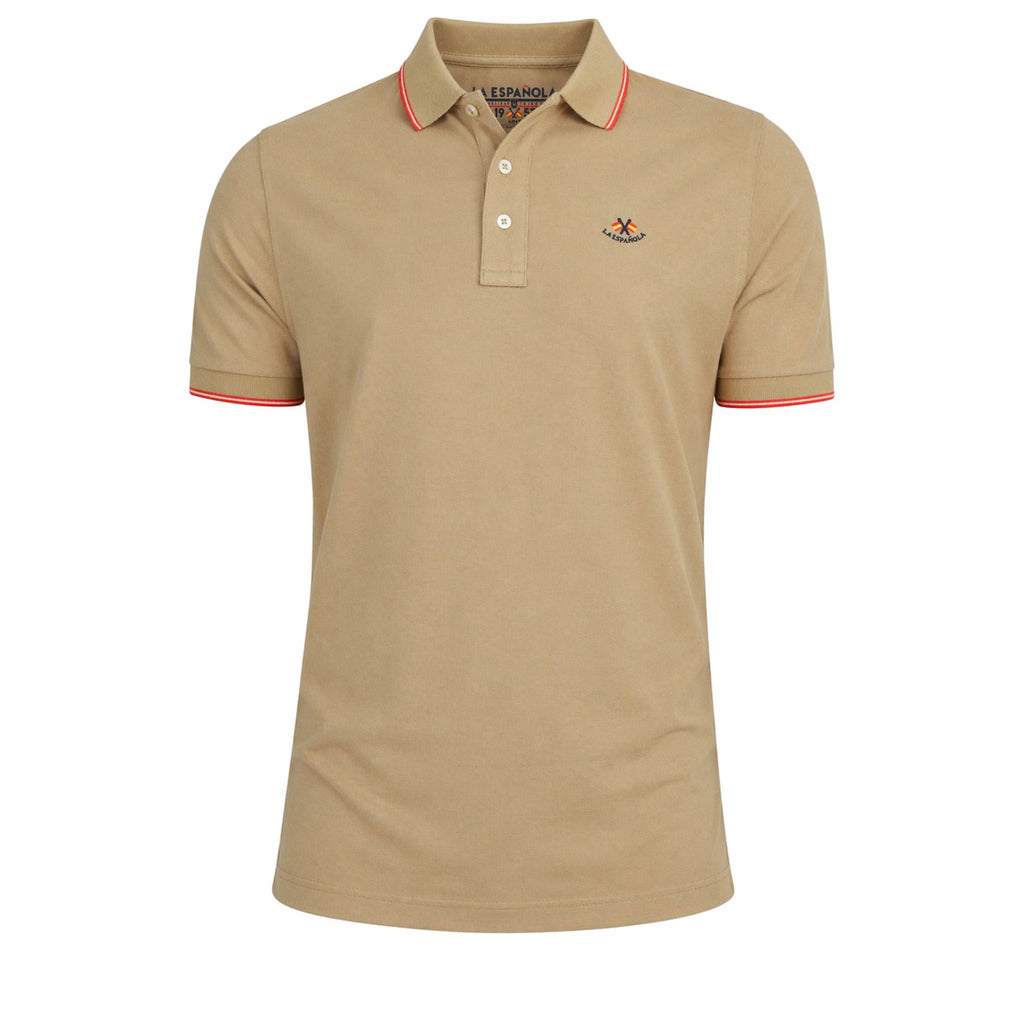 Polo hombre color camel de algodón y elastano con detalle de bandera de España bordada en el pecho, diseño clásico y acabado de alta calidad.