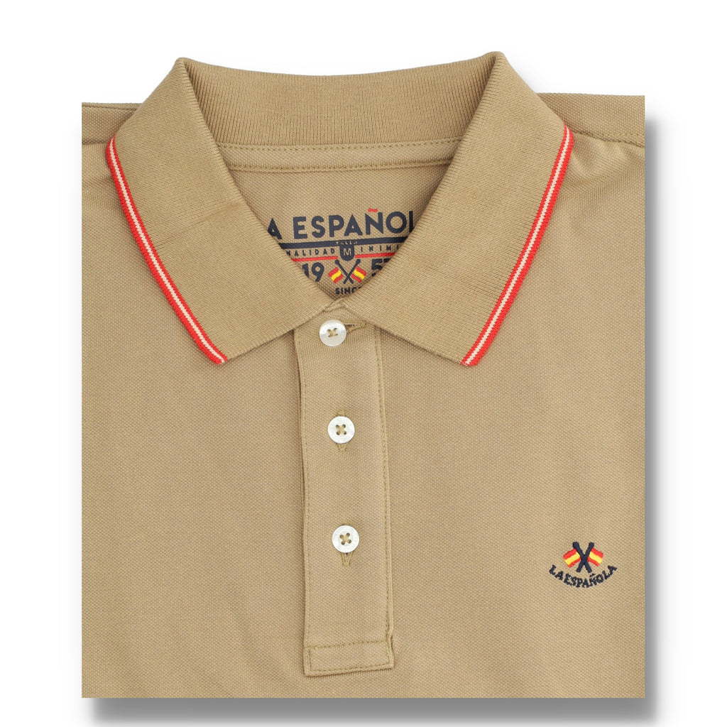 Polo de moda masculina color camel en tejido 100% algodón con detalles en rojo y logo bordado de La Española, disponible en varias tallas y colores.