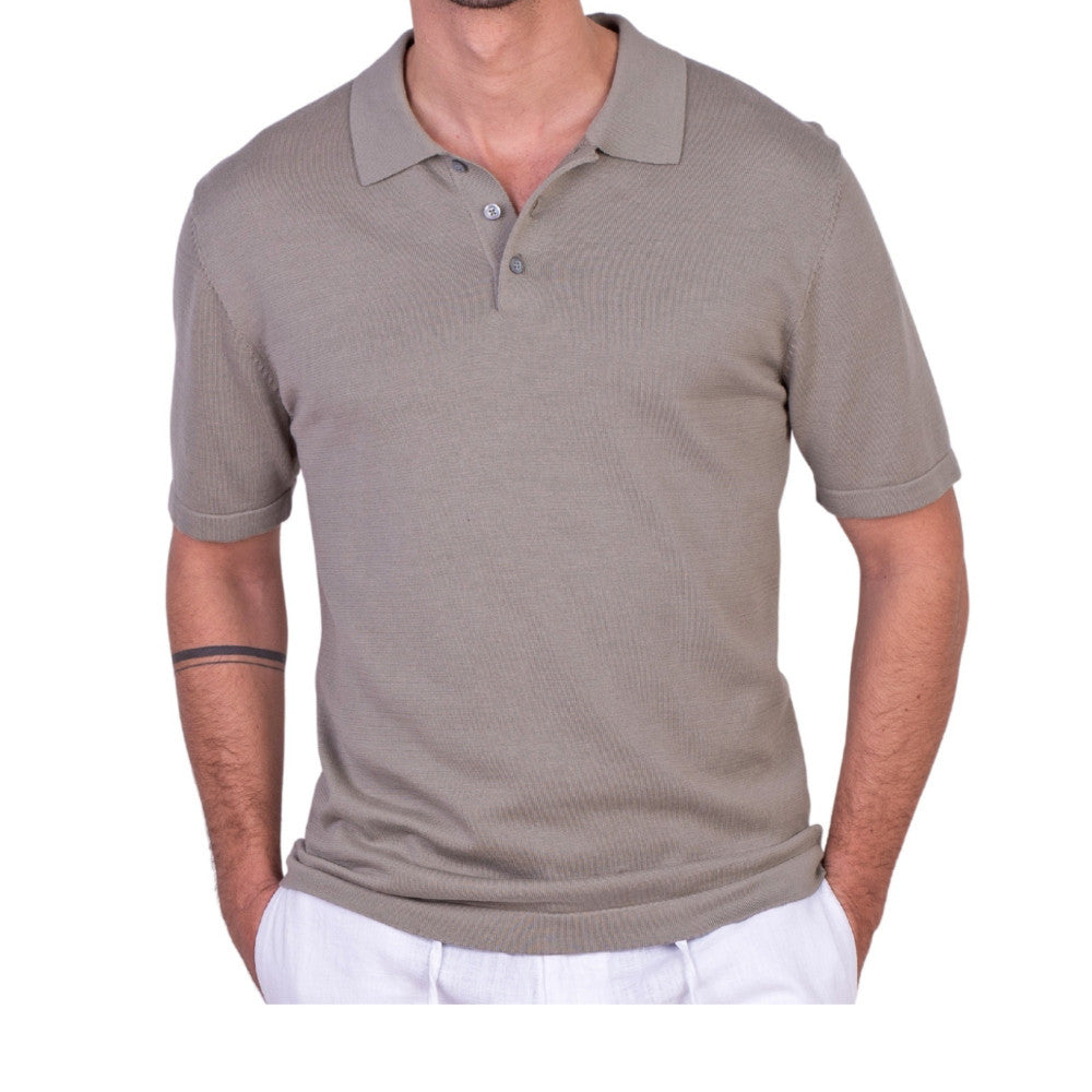 Polo de punto tricotosa en color piedra para hombre, con tejido premium de algodón y elastano, diseño cómodo y moderno ideal para moda masculina calidad precio.