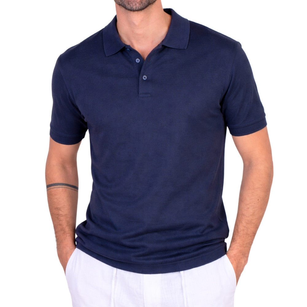 Polo azul marino para hombre confeccionado en tejido punto tricotosa con algodón y elastano, ideal para moda masculina premium disponible en varias tallas y colores.
